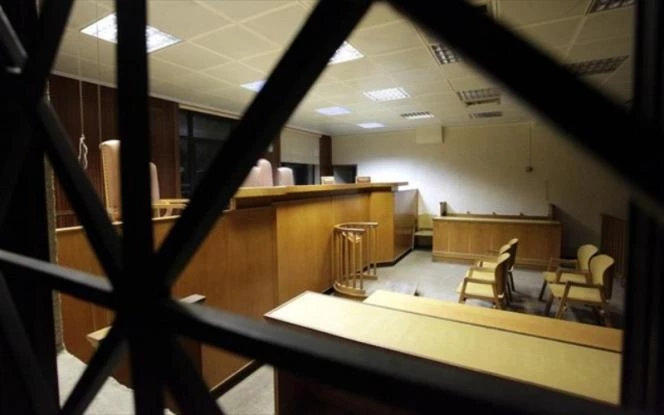 Η περιγραφή της γνωστής σεφ για την απειλή με όπλο μέσα στην αίθουσα δικαστηρίου: Σκέφτηκα να σωθεί ο γιος μου και ας πεθάνω εγώ (βίντεο)